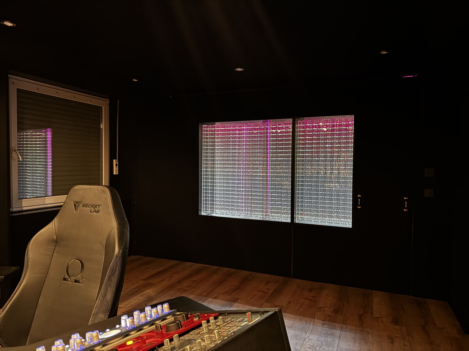 Evening mood: the Lightffusor rear wall glowing softly while the room stays dark and focused.